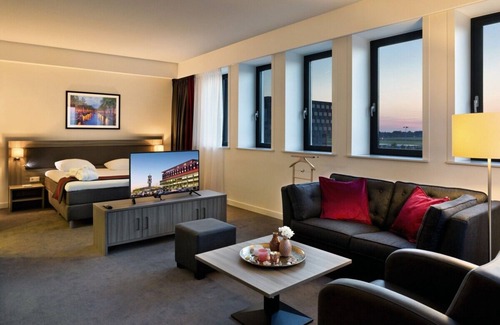 Zestienhoven House | Rotterdam Convenience – Onsite Dining & Airport Access!