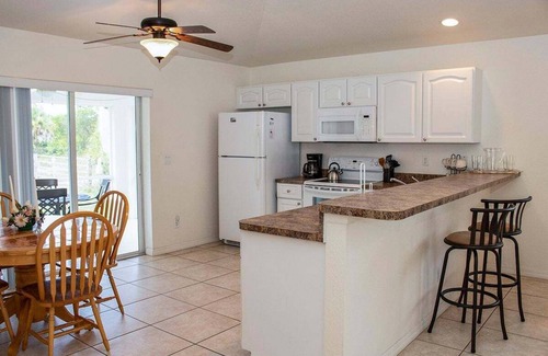 Rotonda West Condo | Rotunda West 2 bedroom Condo w Lanai 9 miles to Gulf Beaches