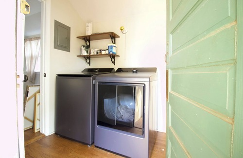 Macon House | Rou's Charming 3-bedroom house in Historic Vineville with WiFi, AC
