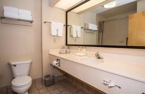 Orange Hotel | Round Hill Inn