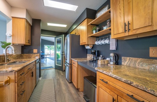 Hayesville House | Round House Lake & Mountain Sunset Views w Hot Tub