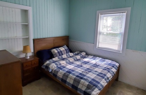 Killaloe Cottage | Round Lake Beach House close to Bonnechere Provincial Park