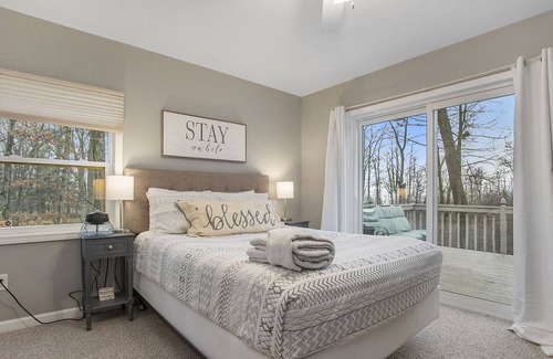 Fountain House | Round Lake Lodge W/ Pontoon Boat Rental