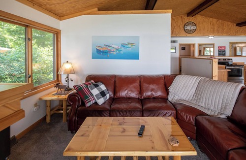 McMillan Cottage | Round Lake Retreat: UP Lakefront Vacation Home