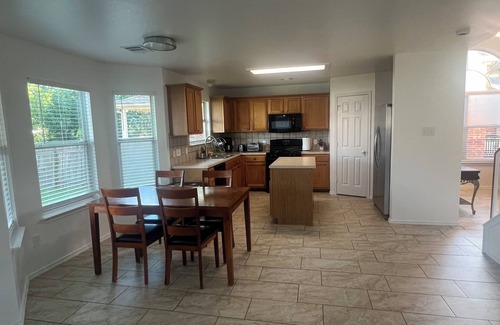 Round Rock House | Round Rock 3-bedroom house with loft office +Yard+WiFi, AC- Near Kalahari