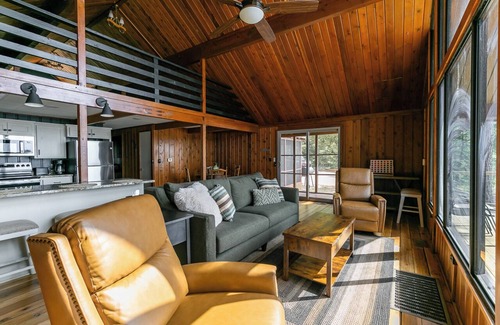 Farmerville Cabin | Round Rock Cabin-Rustic Charm for Family Gatherings