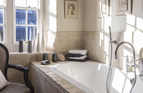 Kelston Bed & Breakfast | Roundhill Farmhouse