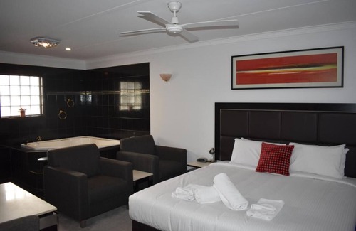 Peterborough Hotel | Roundhouse Motel