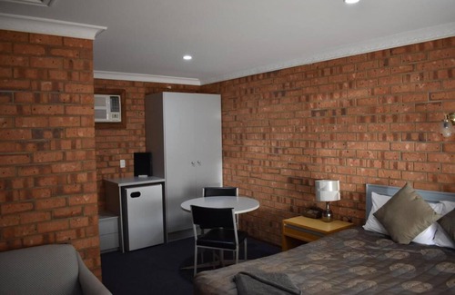 Peterborough Hotel | Roundhouse Motel