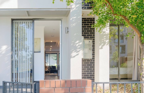 Rouse Hill House | Rousehill/4Br/Near train station/near shopping/park/swimming pool/