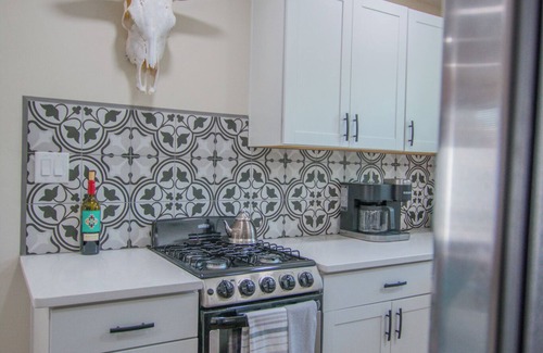 Pueblo Alto Apartment | Route 66: Retro Retreat. Studio apartment with hot tub and full kitchen.