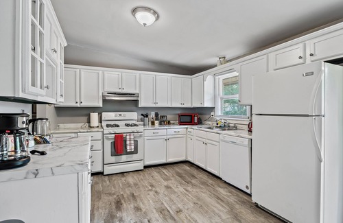 Yorkville Condo | Route66 themed condo/yard/deck/parking/WiFi/75"SMART TV