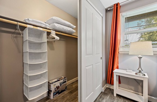 Yorkville Condo | Route66 themed condo/yard/deck/parking/WiFi/75"SMART TV