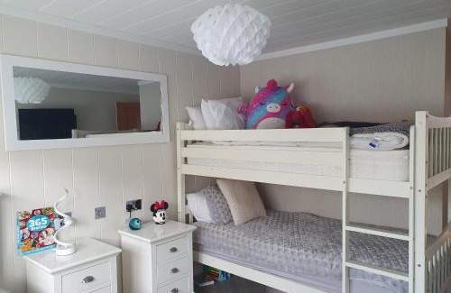 Arnold House | Routh 2-Bed Luxury Lodge Hot Tub & Lake View