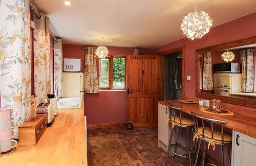 Bromlow Cottage | ROWAN COTTAGE, family friendly, with a garden in Gravels Bank
