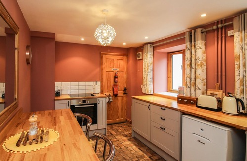 Bromlow Cottage | ROWAN COTTAGE, family friendly, with a garden in Gravels Bank