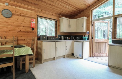 Rosliston Cottage | ROWAN LODGE, family friendly, with a garden in Rosliston