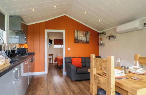 Swadlincote Cottage | ROWAN, romantic, luxury holiday cottage, with hot tub in Donisthorpe
