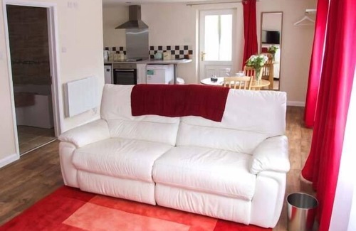 Cranham Apartment | ROWAN STUDIO, romantic, with a garden in Cranham