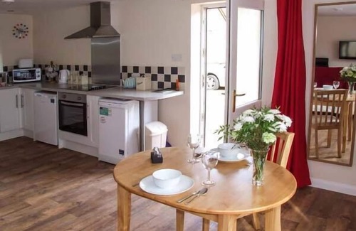 Cranham Apartment | ROWAN STUDIO, romantic, with a garden in Cranham