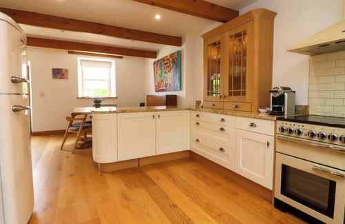 Hetton Cottage | ROWAN TREE COTTAGE, pet friendly, with hot tub in Skipton