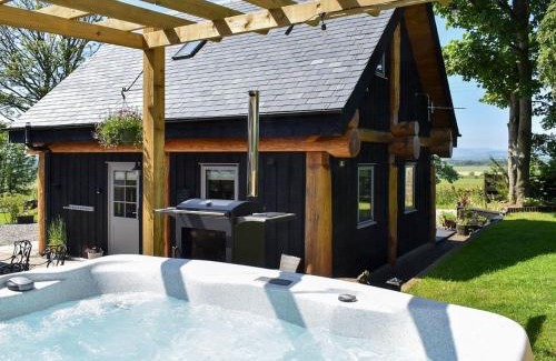 Marykirk House | Rowanlea Lodge With Hot Tub
