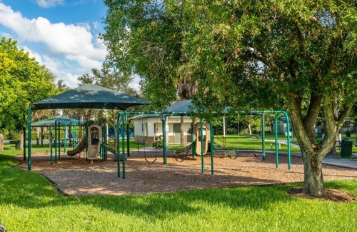 Oakland Park House | Roxanas 3bed 2bath Home with Modern Interior and BBQ Backyard