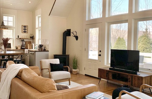 Roxbury House | Roxbury private 3BR w/fire-pit, sweeping Mt views- 5 wooded acres. Near Skiing!