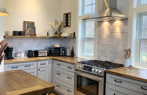 Roxbury House | Roxbury private 3BR w/fire-pit, sweeping Mt views- 5 wooded acres. Near Skiing!