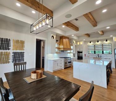 Brenham Villa | Roxell Ranch-A Country Retreat 12 Guests 6 beds