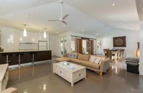 Wongaling Beach House | Roya on Mission - Beachfront - Wongaling - Family