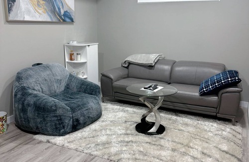 Northeast Edmonton House | Royal 2 Bedrooms Basement Suite