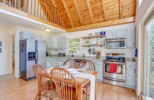 Front Royal Cabin | ♛Royal A-Frame♛HOT TUB★PetsOK★WoodStove★FASTwifi