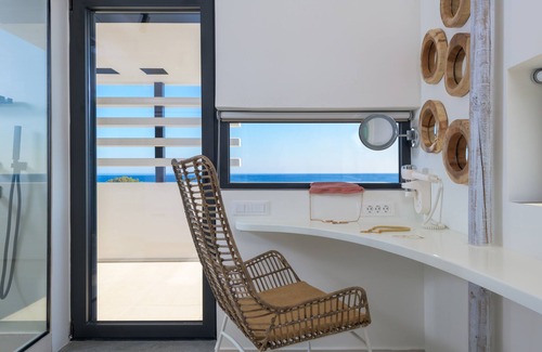Gennadi Villa | Royal Albatross Beach Front Villa