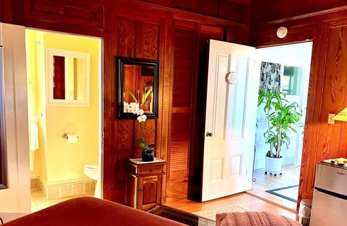 Hawi Bed & Breakfast | Royal Banyan Suite @ Vibrant Vegan Guesthouse/ Alcohol-free, smoke-free