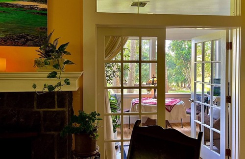 Hawi Bed & Breakfast | Royal Banyan Suite @ Vibrant Vegan Guesthouse/ Alcohol-free, smoke-free
