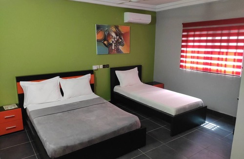 Lome House | Royal Blue Guest House & Bar (Deluxe Twin Bed)