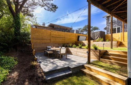 Arch Cape House | Royal Canoe by AvantStay Walk to the Shore Private Yard