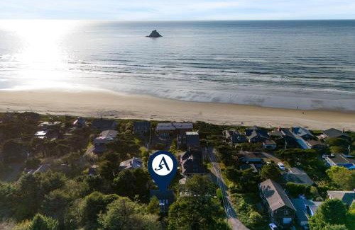 Arch Cape House | Royal Canoe by AvantStay Walk to the Shore Private Yard