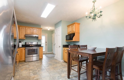Royal Pines House | Royal Cottage Mountain Views, Deck & Close to Downtown AVL, Dog Friendly