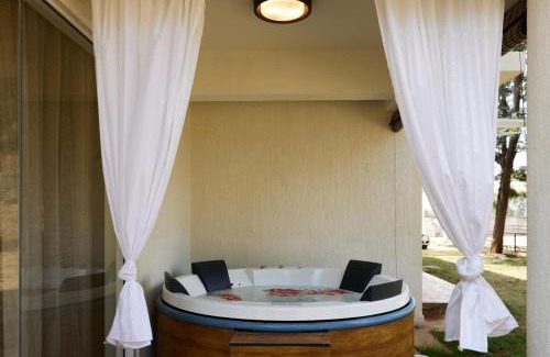 Agara Villa | Royal County Villa by StayJadeJacuzziGarden