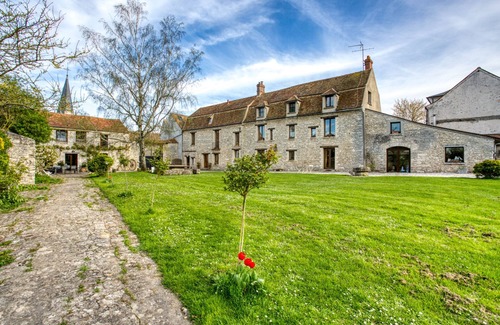 Montainville Cottage | Royal falconry, in a charming village, close to PARIS and VERSAILLES