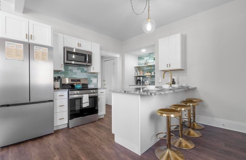 Westside Norwich Apartment | Royal Flush-6 King Beds-1.8 Mi. To Mohegan