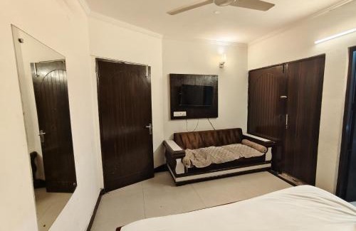 Kalkaji Bed & Breakfast | Royal Galaxy