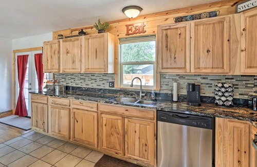 Canon City House | Royal Gorge Pool House- Heated Pool & Hot Tub!