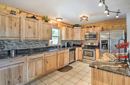 Canon City House | Royal Gorge Pool House- Heated Pool & Hot Tub!