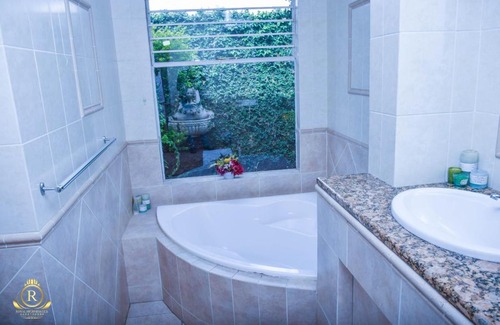 Carletonville House | Royal Highness Lux Guesthouse