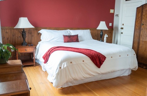 Chilliwack Proper Village West Hotel | Royal Hotel