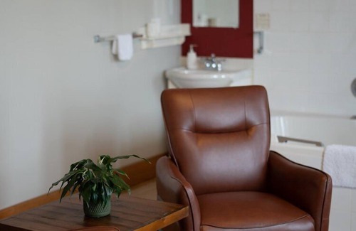 Chilliwack Proper Village West Hotel | Royal Hotel