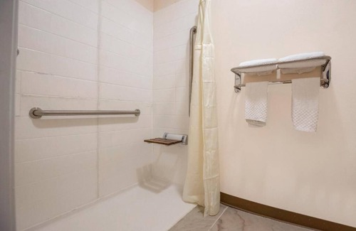 Adairsville Hotel | Royal Inn & Suites